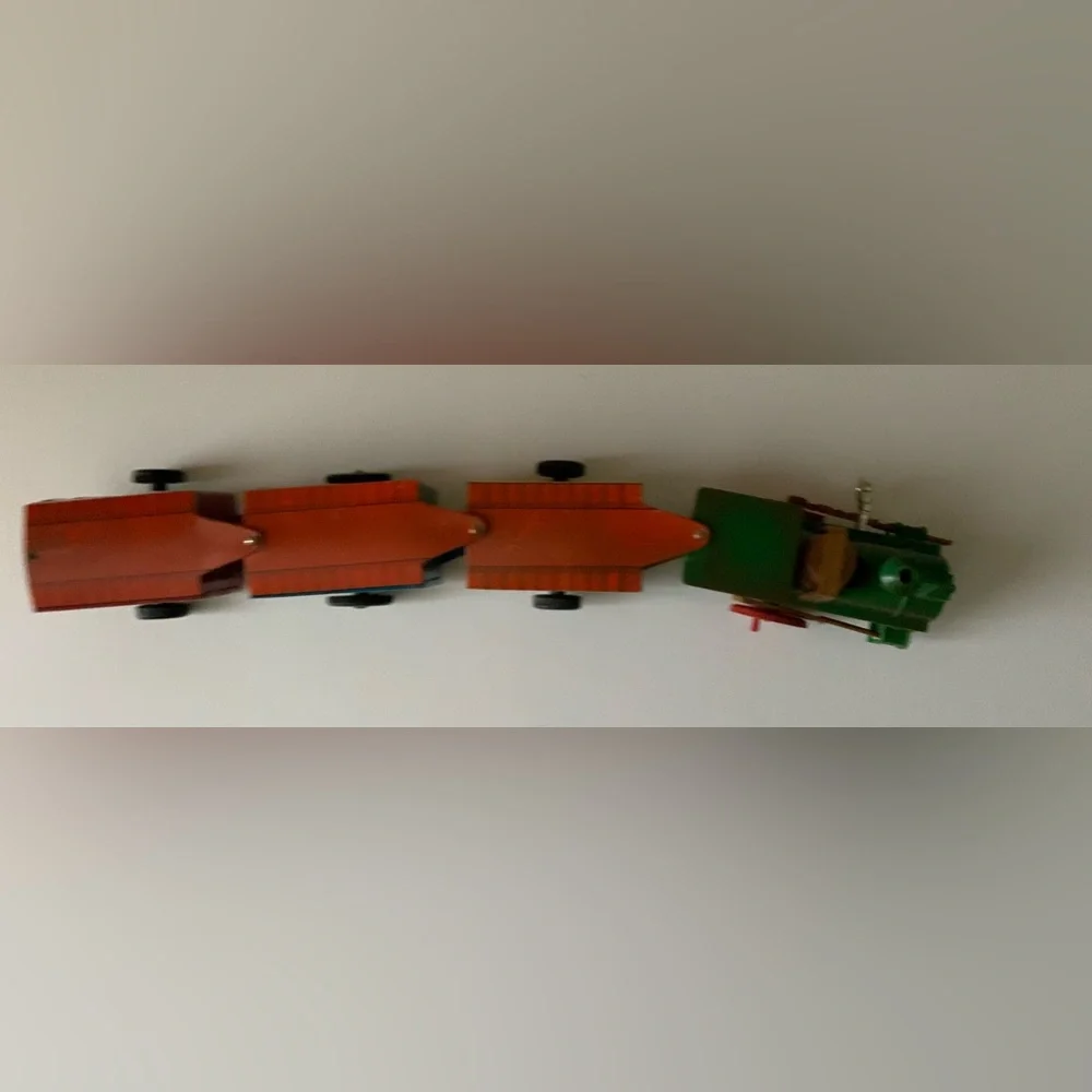 Vintage RUSS Wind-Up Tin Train with Green Locomotive and Red Wheels - Picture 4 of 8